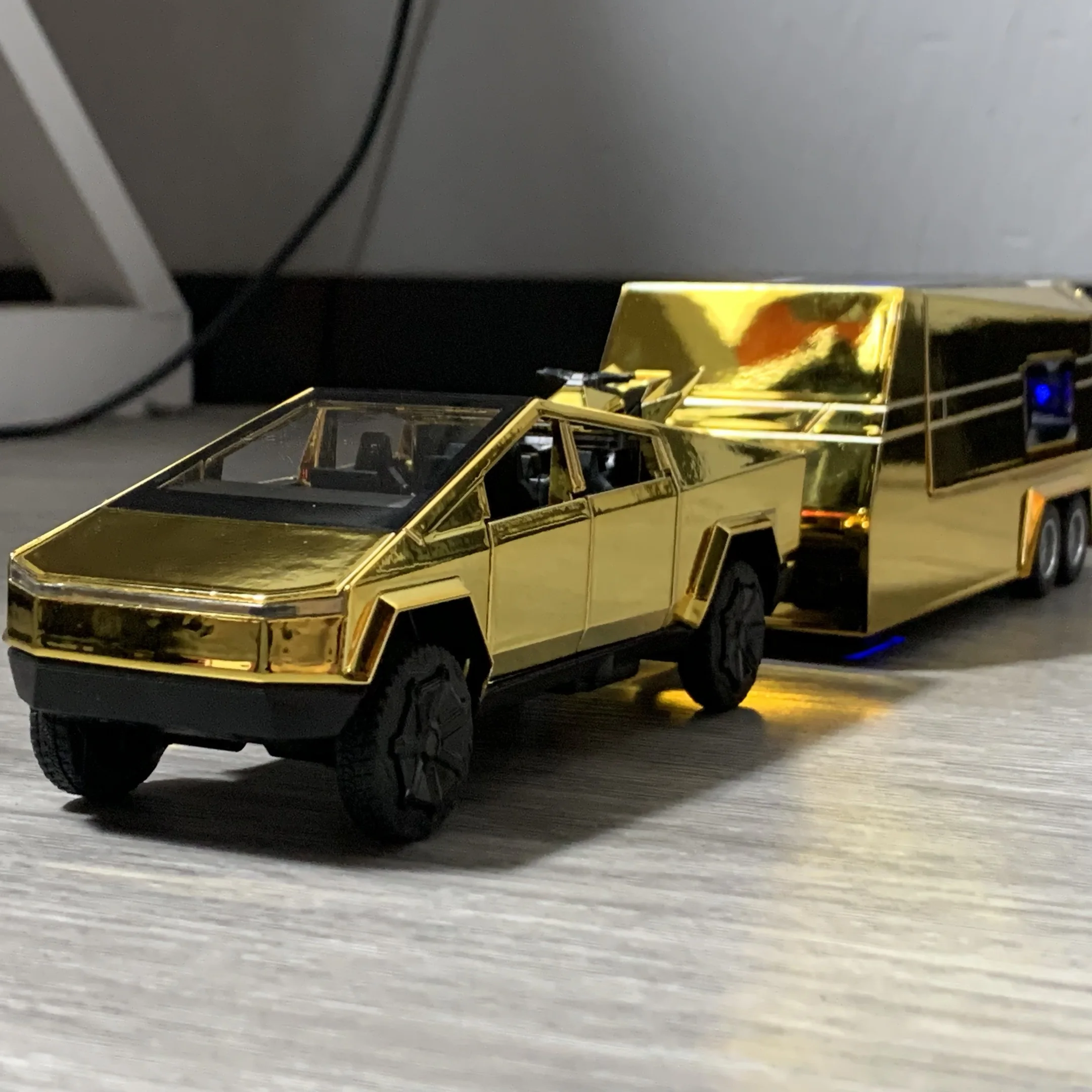 1:32 Futuristic Gold Off-Road Pickup Model 6 1:32 Futuristic Gold Off-Road Pickup Model - Image 6