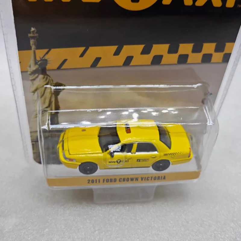 Vibrant NYC Taxi Diecast Model 1/64 4 Vibrant NYC Taxi Diecast Model 1/64 - Image 4