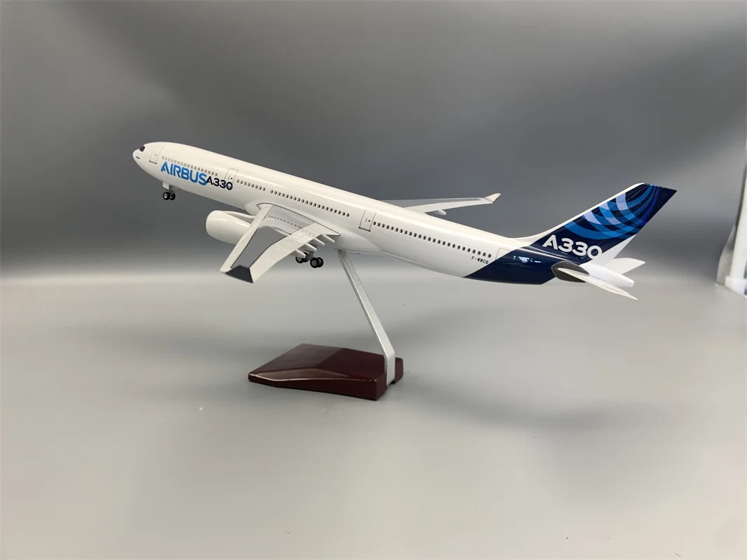 Airbus A330 1/135 Scale Model by Airways 2 Airbus A330 1/135 Scale Model by Airways - Image 2