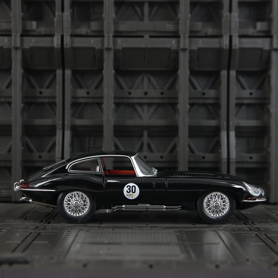 1:24 Jaguar E-Type Diecast Model 5 1:24 Jaguar E-Type Diecast Model - Image 5