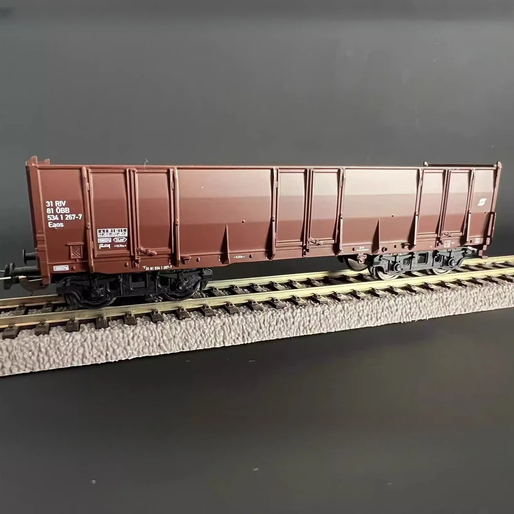 Vibrant Green HO Freight Car from PIKO 4 Vibrant Green HO Freight Car from PIKO - Image 4