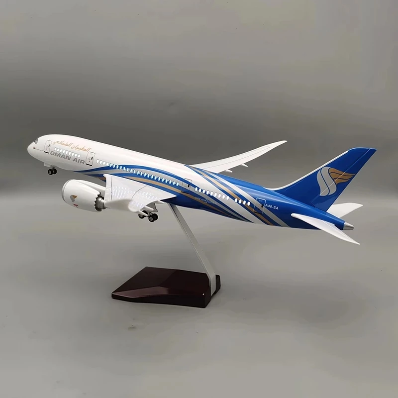 Oman Air Boeing 787 1/130 Scale Model 4 Oman Air Boeing 787 1/130 Scale Model - Image 4
