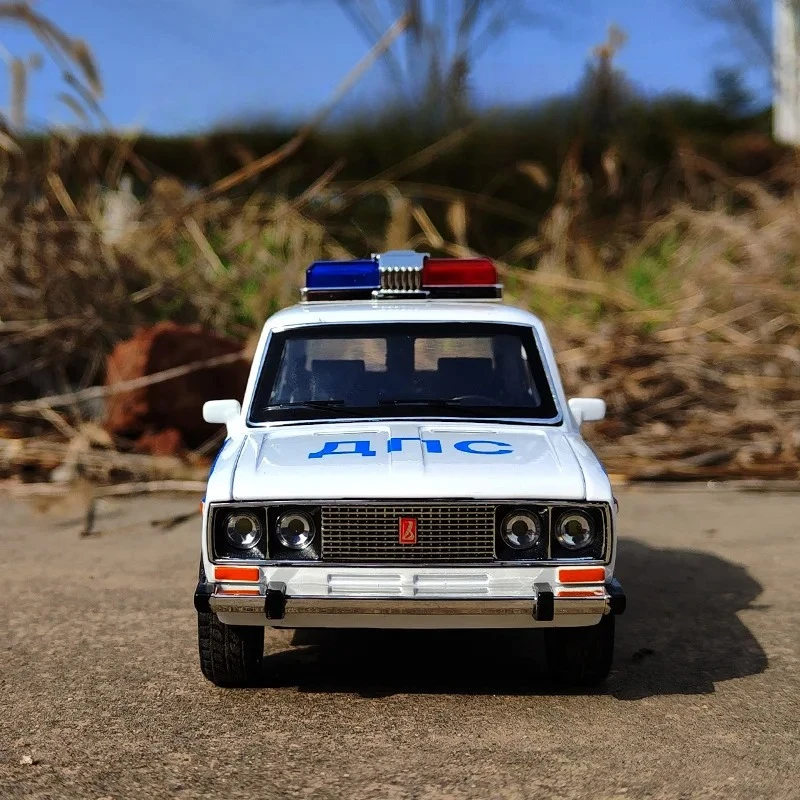 1:24 Scale Police Car Diecast Model 4 1:24 Scale Police Car Diecast Model - Image 4