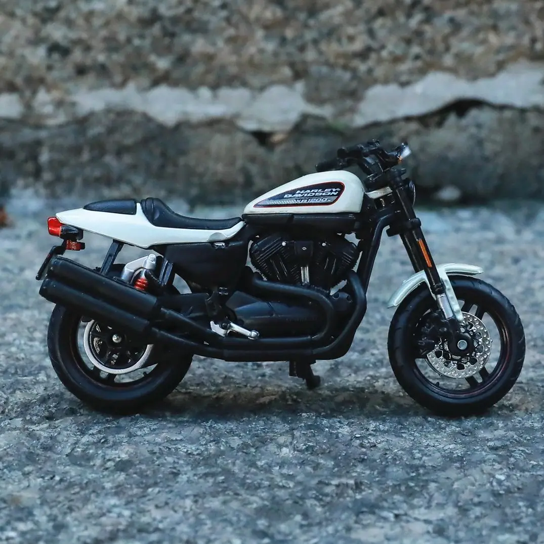 Maisto 1:18 XR 1200X Diecast Motorcycle Model 3 Maisto 1:18 XR 1200X Diecast Motorcycle Model - Image 3