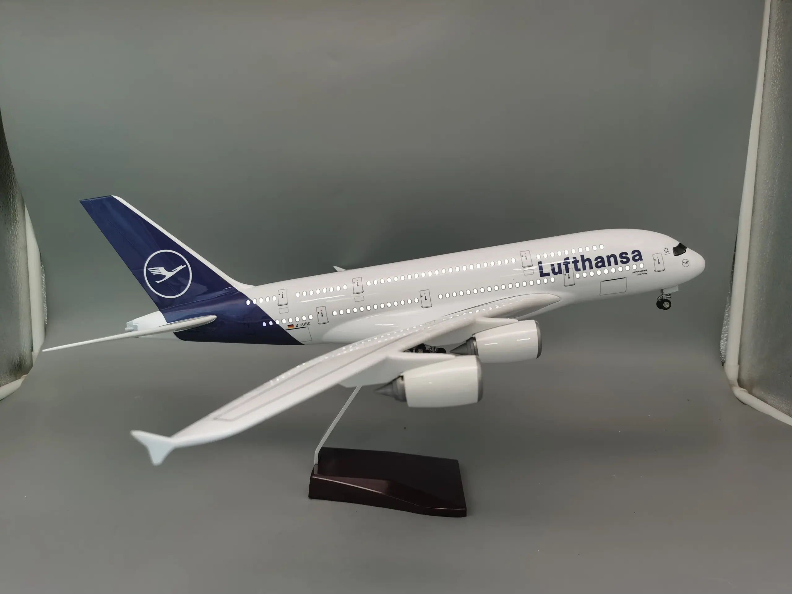 Lufthansa Airbus A380 1:160 Diecast Model 4 Lufthansa Airbus A380 1:160 Diecast Model - Image 4