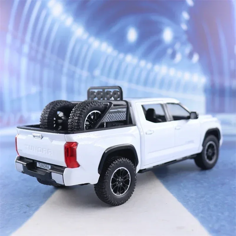 1:24 Scale Toyota Tundra Diecast Model 3 1:24 Scale Toyota Tundra Diecast Model - Image 3