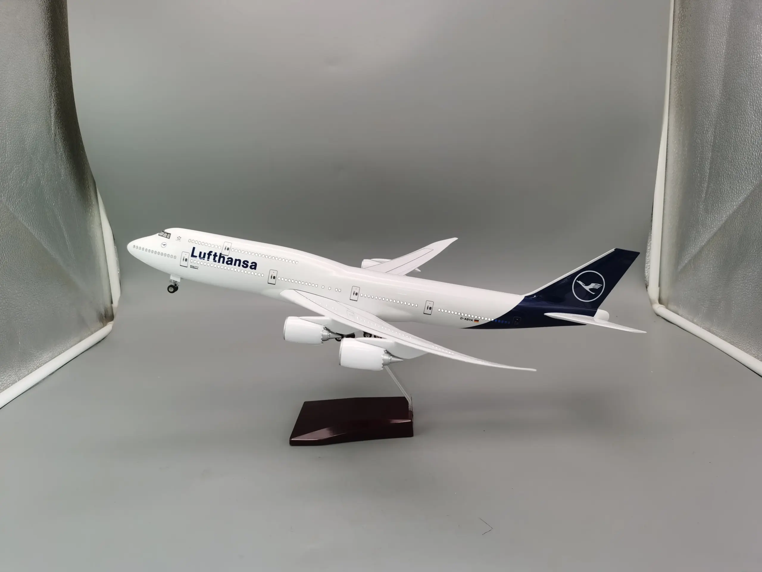 Lufthansa B747 1/150 Scale Aircraft Model 5 Lufthansa B747 1/150 Scale Aircraft Model - Image 5