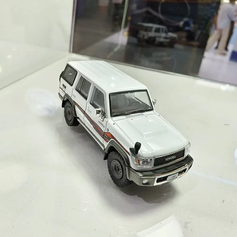 1994 Land Cruiser LC76 Diecast Model 1/64 Scale 4 1994 Land Cruiser LC76 Diecast Model 1/64 Scale - Image 4