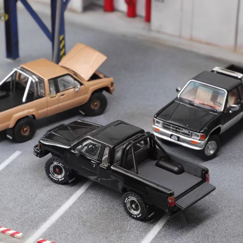 1/64 Scale Toyota Hilux SR5 Diecast Model 4 1/64 Scale Toyota Hilux SR5 Diecast Model - Image 4