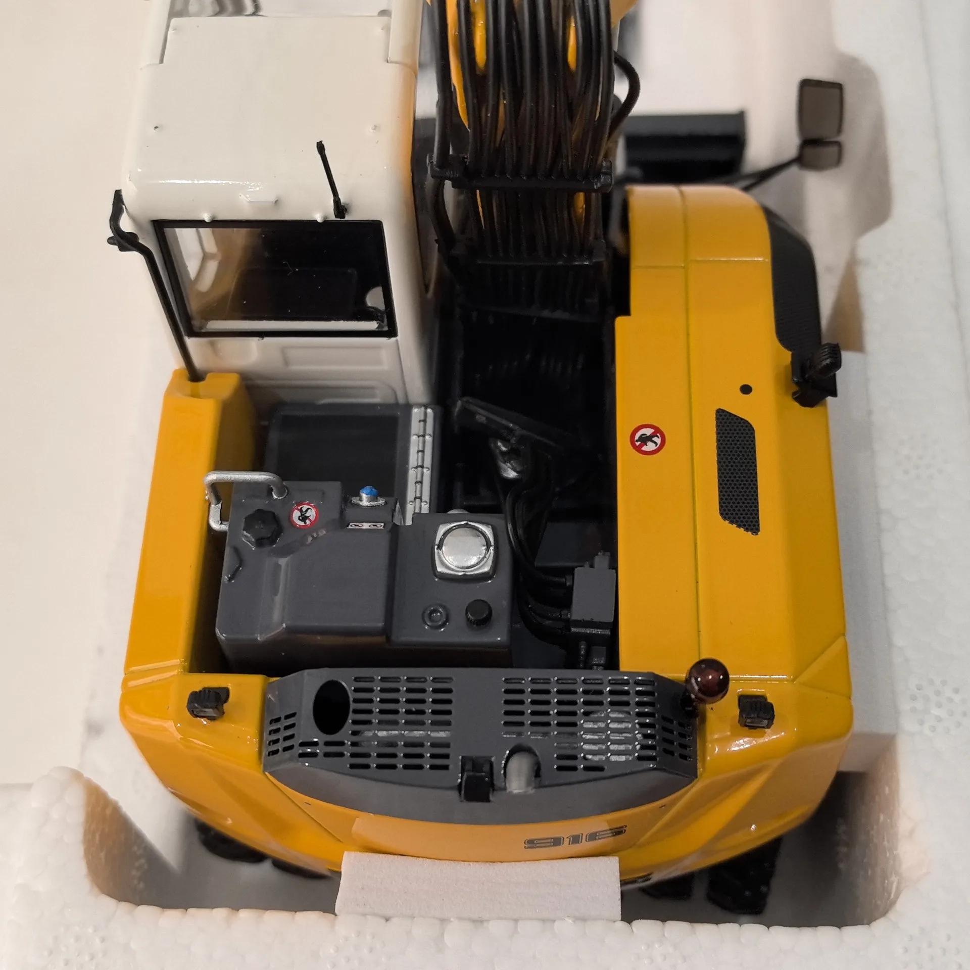 Liebherr A 916 Excavator Model 1:32 Scale 5 Liebherr A 916 Excavator Model 1:32 Scale - Image 5