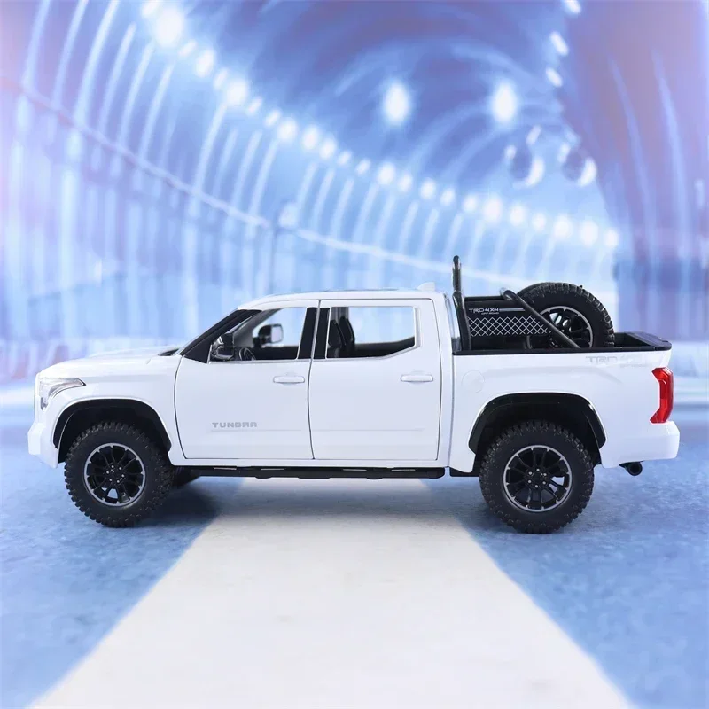 1:24 Scale Toyota Tundra Diecast Model 4 1:24 Scale Toyota Tundra Diecast Model - Image 4
