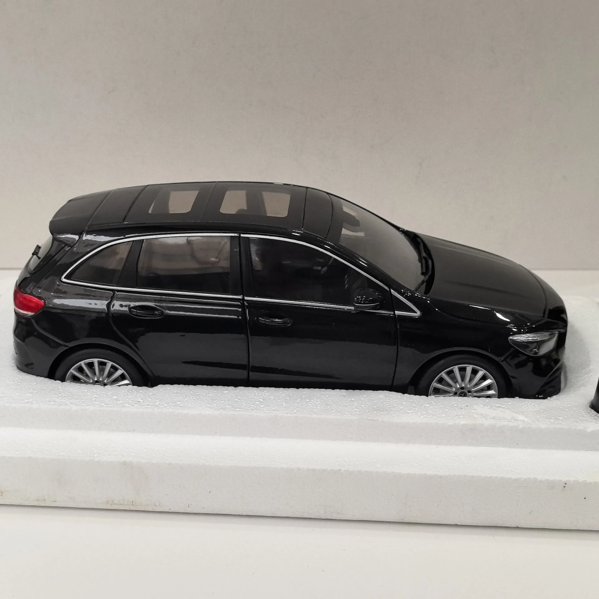 Mercedes-Benz B-Class 1:18 Model in Black 5 Mercedes-Benz B-Class 1:18 Model in Black - Image 5