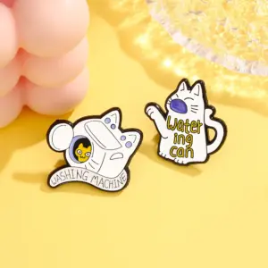 Creative Heart-Shaped Cat Brooch