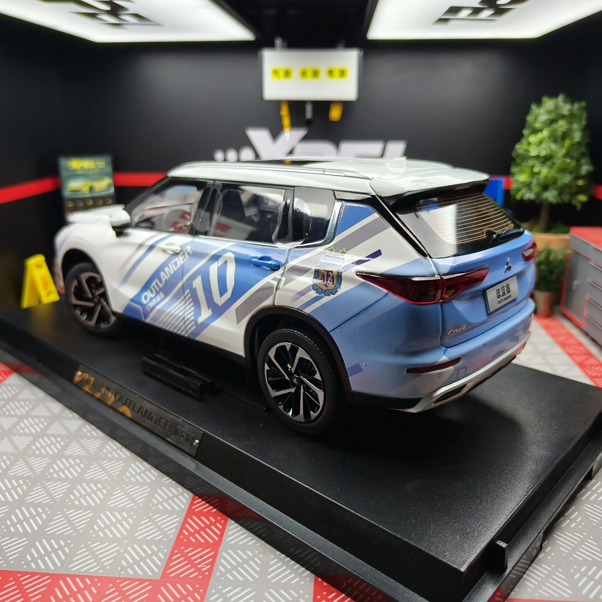 White 1:18 Mitsubishi Outlander Diecast Model 3 White 1:18 Mitsubishi Outlander Diecast Model - Image 3