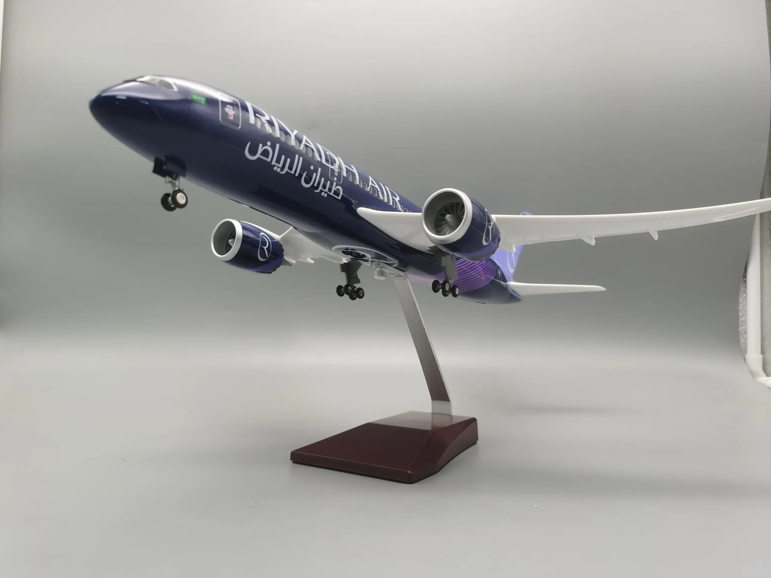 Riyadh Airways B787 Model Display, 47cm 5 Riyadh Airways B787 Model Display, 47cm - Image 5
