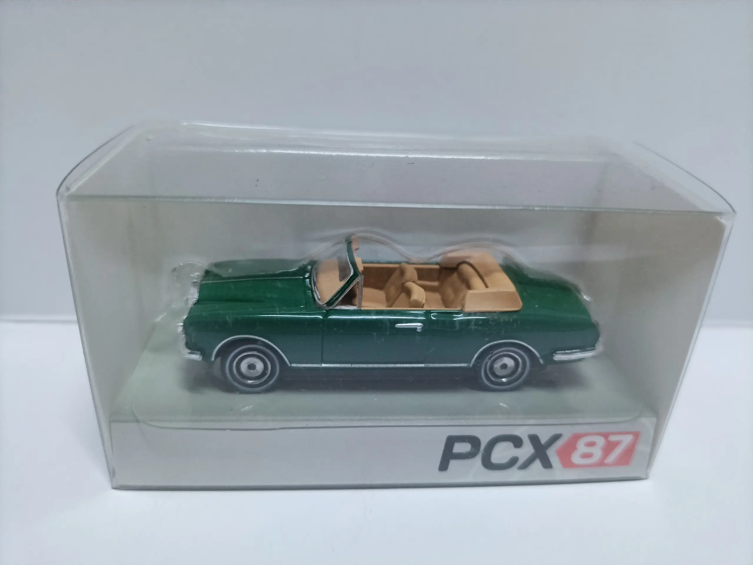 Green Rolls-Royce Convertible Diecast Model 1:87 Scale 5 Green Rolls-Royce Convertible Diecast Model 1:87 Scale - Image 5