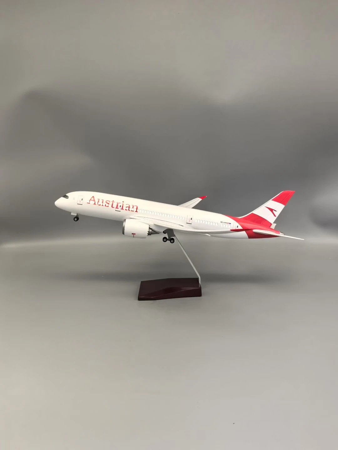 Austrian Boeing B787 Model 1:130 Scale with LED Light 4 Austrian Boeing B787 Model 1:130 Scale with LED Light - Image 4