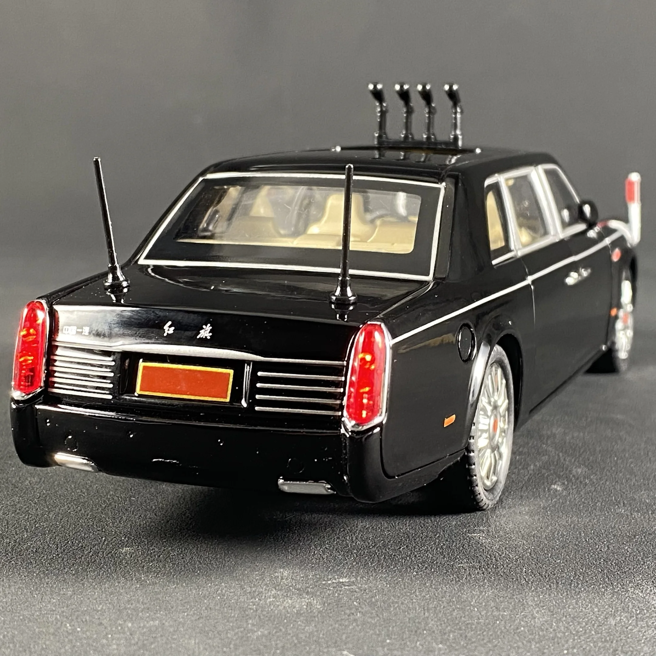 1:24 Scale Luxury Diecast Car Model 3 1:24 Scale Luxury Diecast Car Model - Image 3