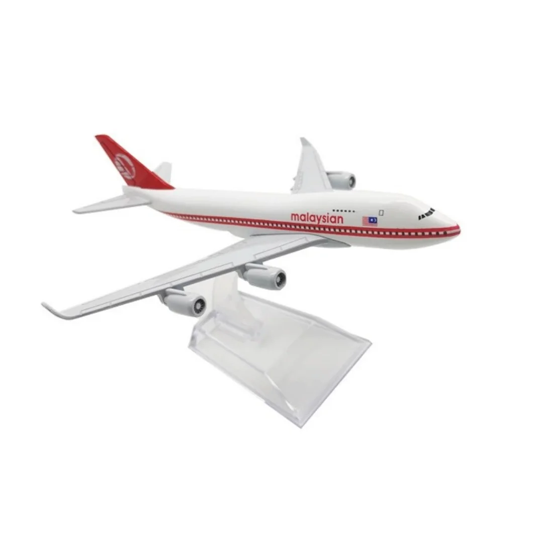 Malaysia Airways Boeing B747 Model 1/400 Scale 4 Malaysia Airways Boeing B747 Model 1/400 Scale - Image 4