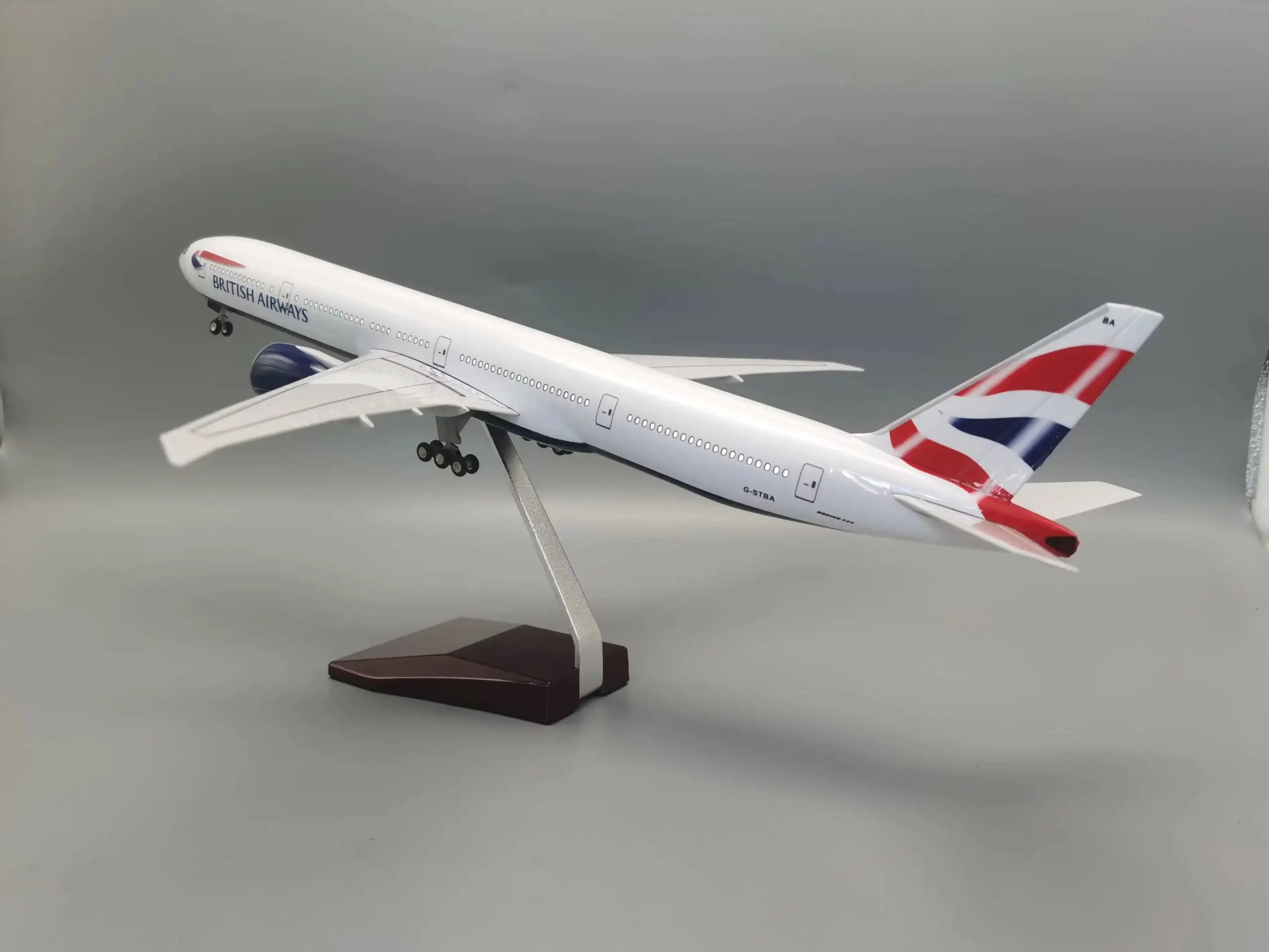 British Airways 47cm Resin Aircraft Model with LED Lighting 4 British Airways 47cm Resin Aircraft Model with LED Lighting - Image 4
