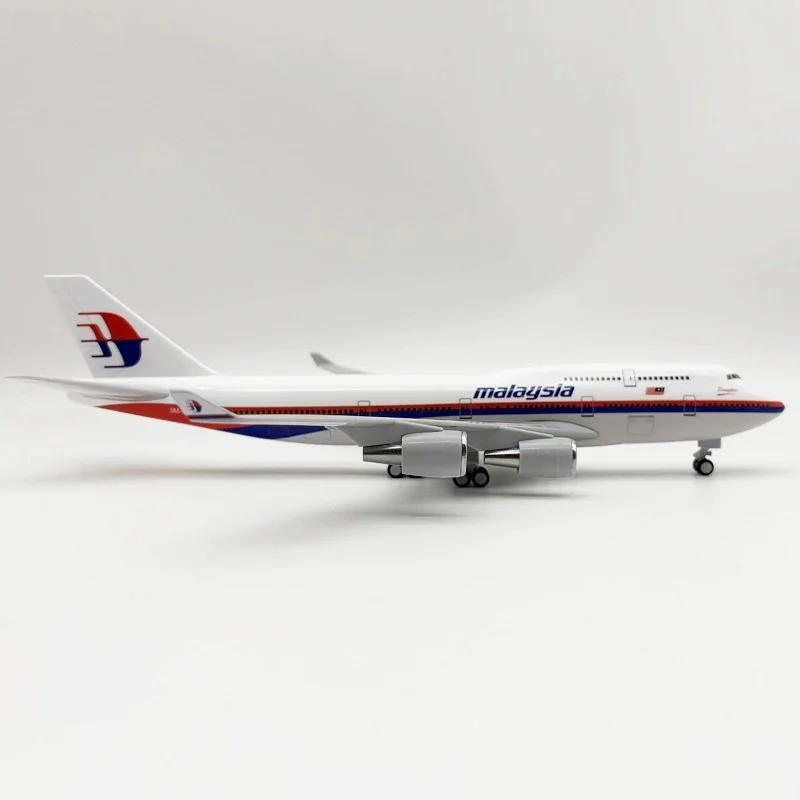 Malaysia Airlines B747 Scale Model 30cm 3 Malaysia Airlines B747 Scale Model 30cm - Image 3