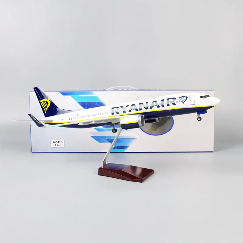 Ryanair B737 47cm Model with LED Lights 4 Ryanair B737 47cm Model with LED Lights - Image 4