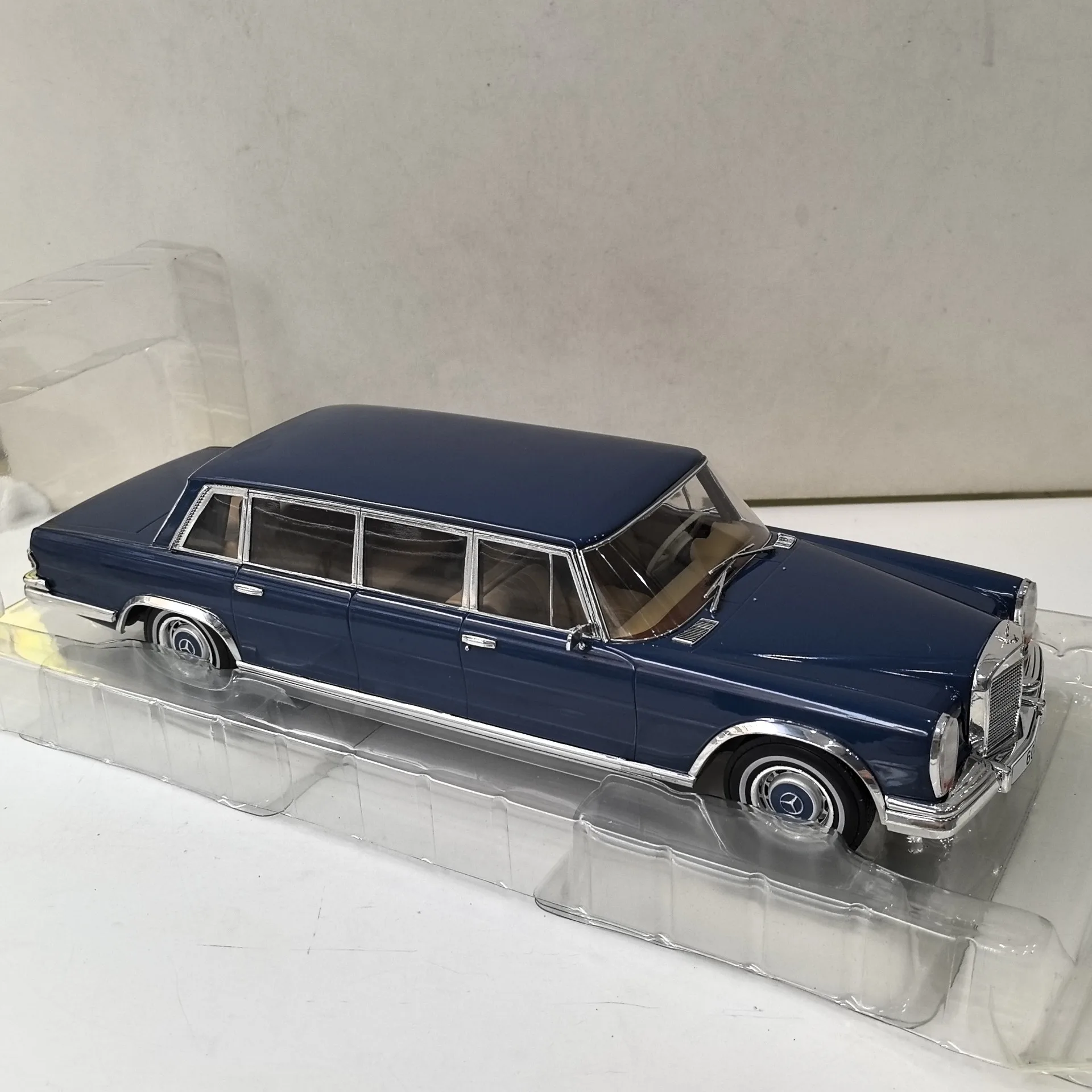 Diecast Mercedes-Benz 600 Model 1/18 Navy Blue 3 Diecast Mercedes-Benz 600 Model 1/18 Navy Blue - Image 3