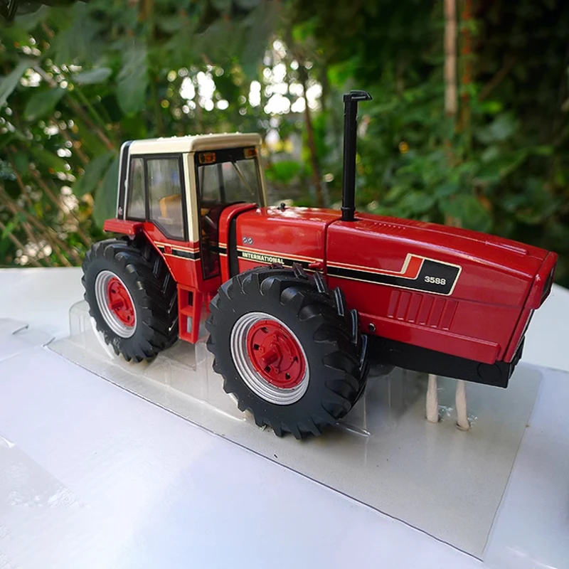 Red 1:32 Scale Tractor Model for Collectors 4 Red 1:32 Scale Tractor Model for Collectors - Image 4