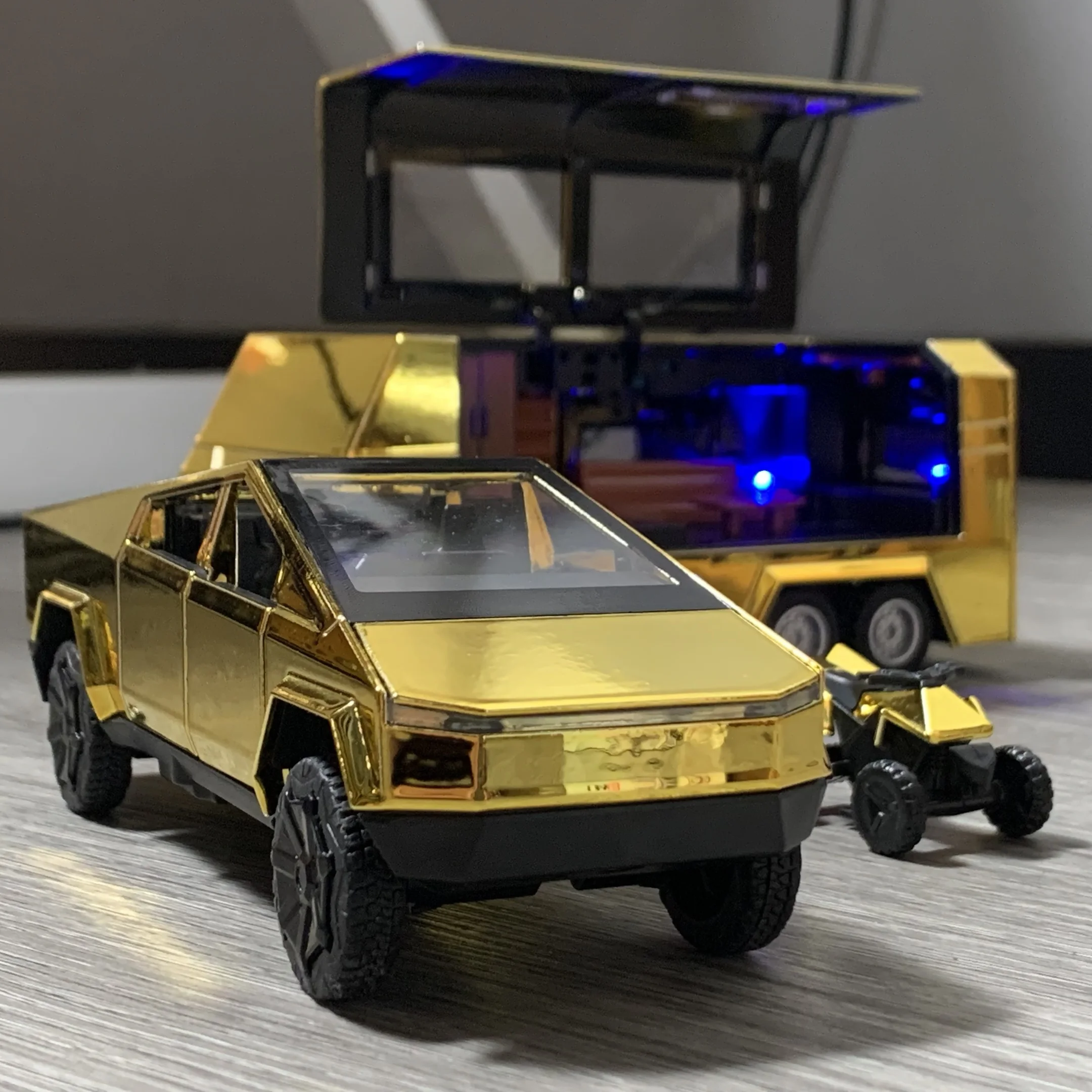 1:32 Futuristic Gold Off-Road Pickup Model 5 1:32 Futuristic Gold Off-Road Pickup Model - Image 5