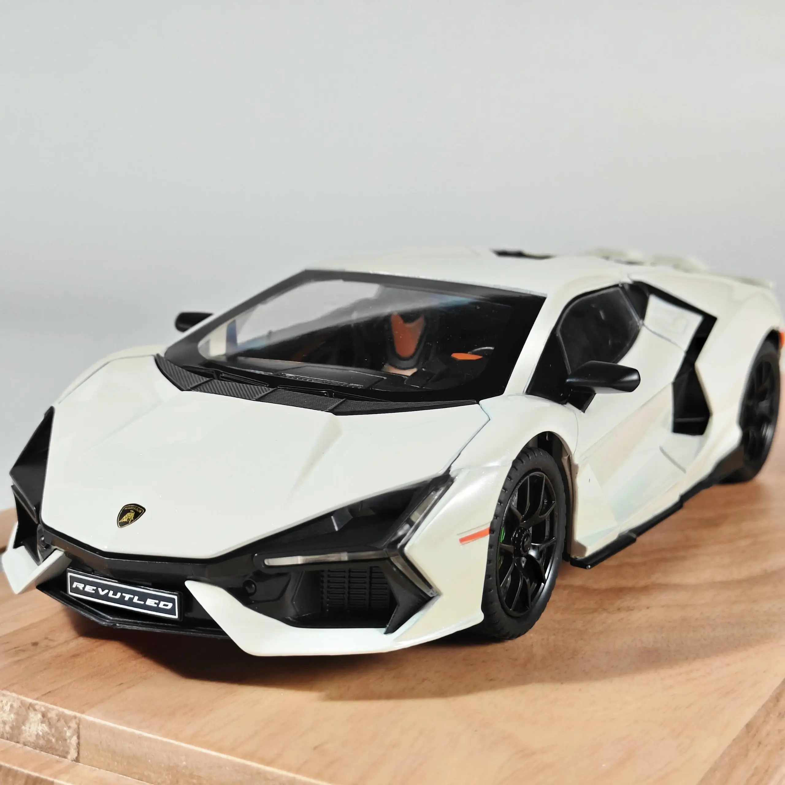 Lamborghini Revuelto 1:24 Diecast Model 2 Lamborghini Revuelto 1:24 Diecast Model - Image 2