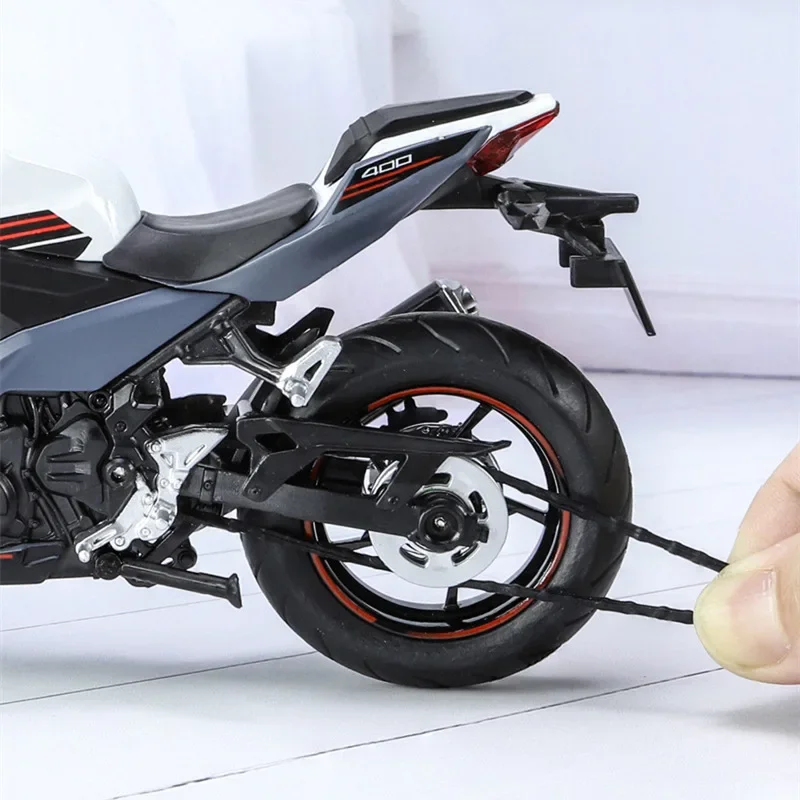 Kawasaki Ninja 400 ZX-6R 1:12 Scale Diecast Model 5 Kawasaki Ninja 400 ZX-6R 1:12 Scale Diecast Model - Image 5