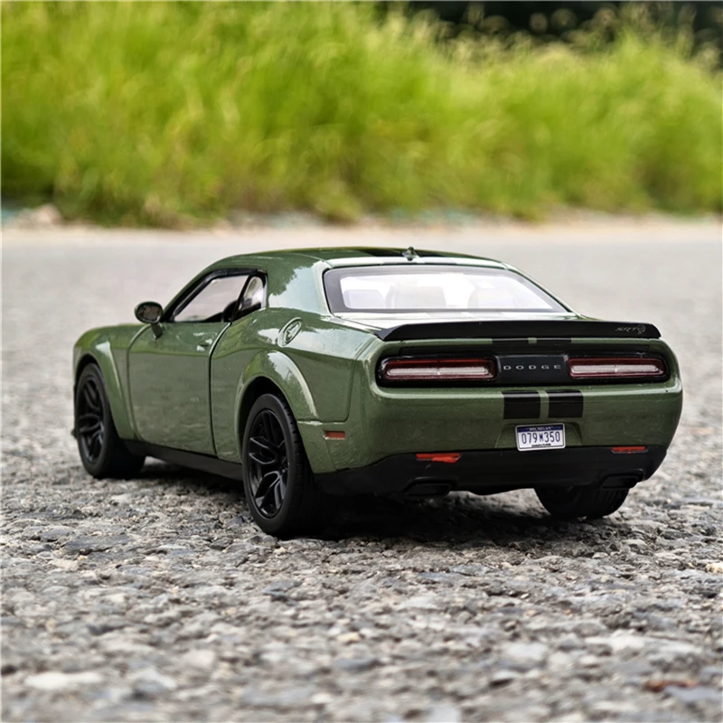 1:24 Dodge Challenger SRT Diecast Model 6 1:24 Dodge Challenger SRT Diecast Model - Image 6
