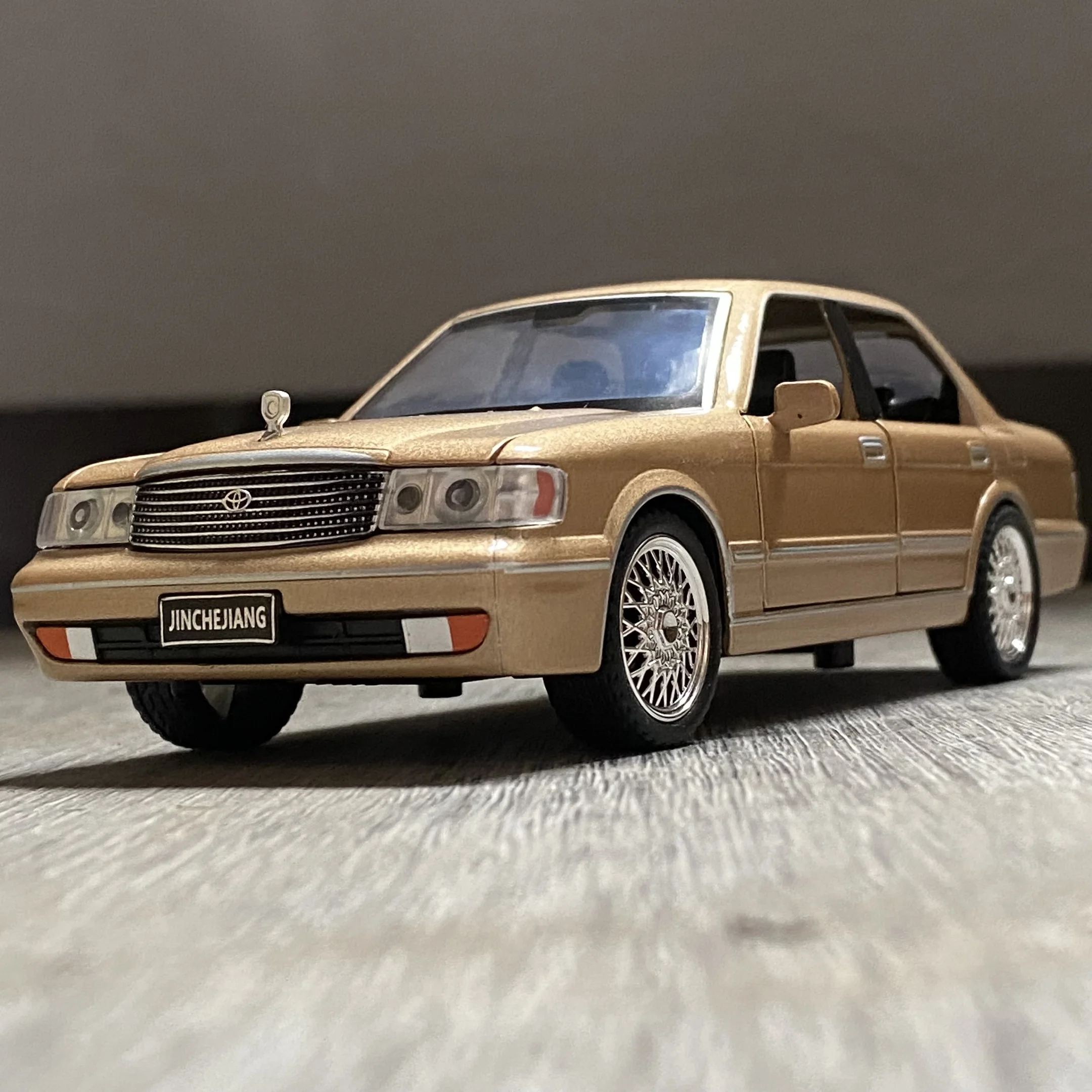 1:32 Toyota Crown Royal Diecast Model Car 3 1:32 Toyota Crown Royal Diecast Model Car - Image 3