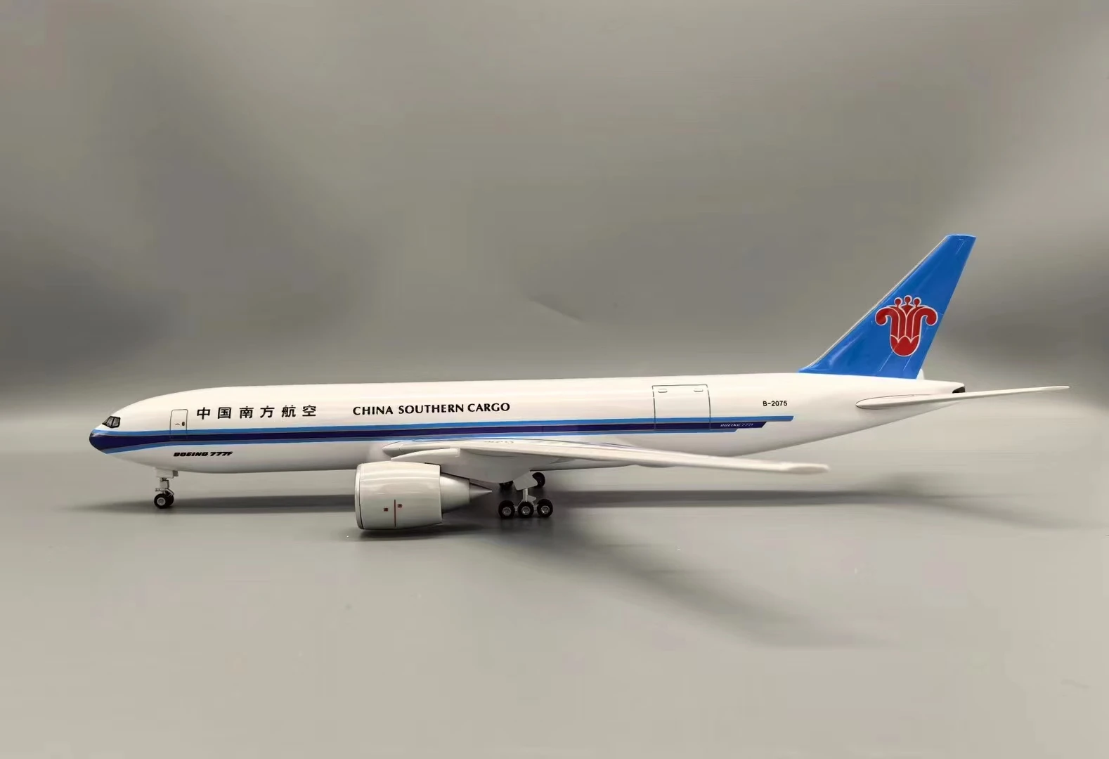 47cm diecast B777 Southern Airlines Cargo model 2 47cm diecast B777 Southern Airlines Cargo model - Image 2