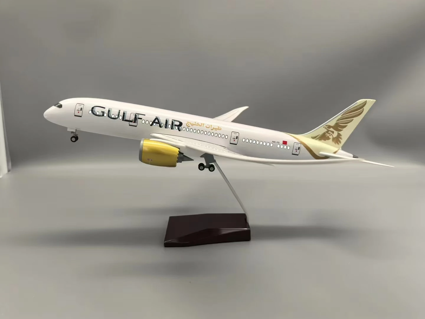 Gulf Air Boeing 787 Scale Model 1/130 4 Gulf Air Boeing 787 Scale Model 1/130 - Image 4