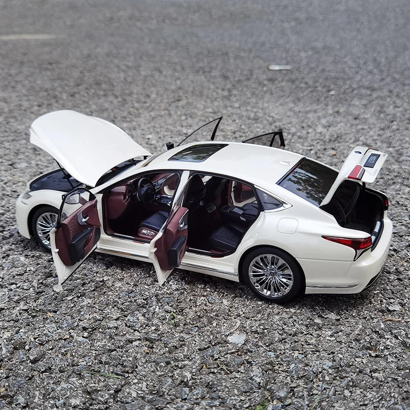 Lexus LS500h 1:18 Scale Model Car 3 Lexus LS500h 1:18 Scale Model Car - Image 3