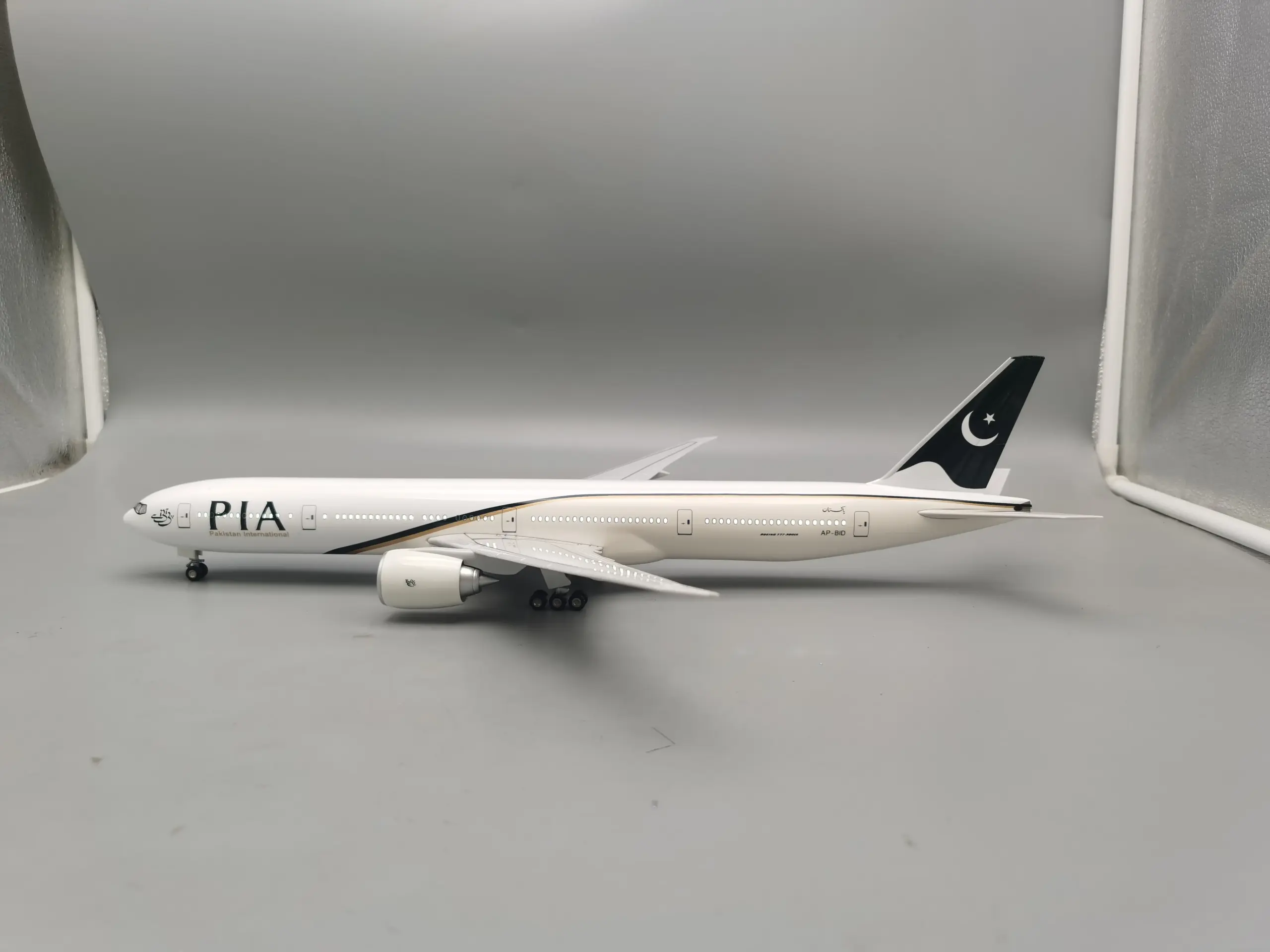 Pakistan Airlines B777 Model Display 47cm 5 Pakistan Airlines B777 Model Display 47cm - Image 5