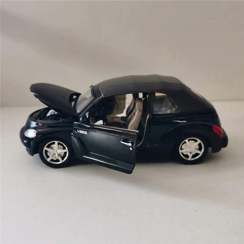 1:24 Scale Chrysler PT Cruiser Diecast Model 2 1:24 Scale Chrysler PT Cruiser Diecast Model - Image 2
