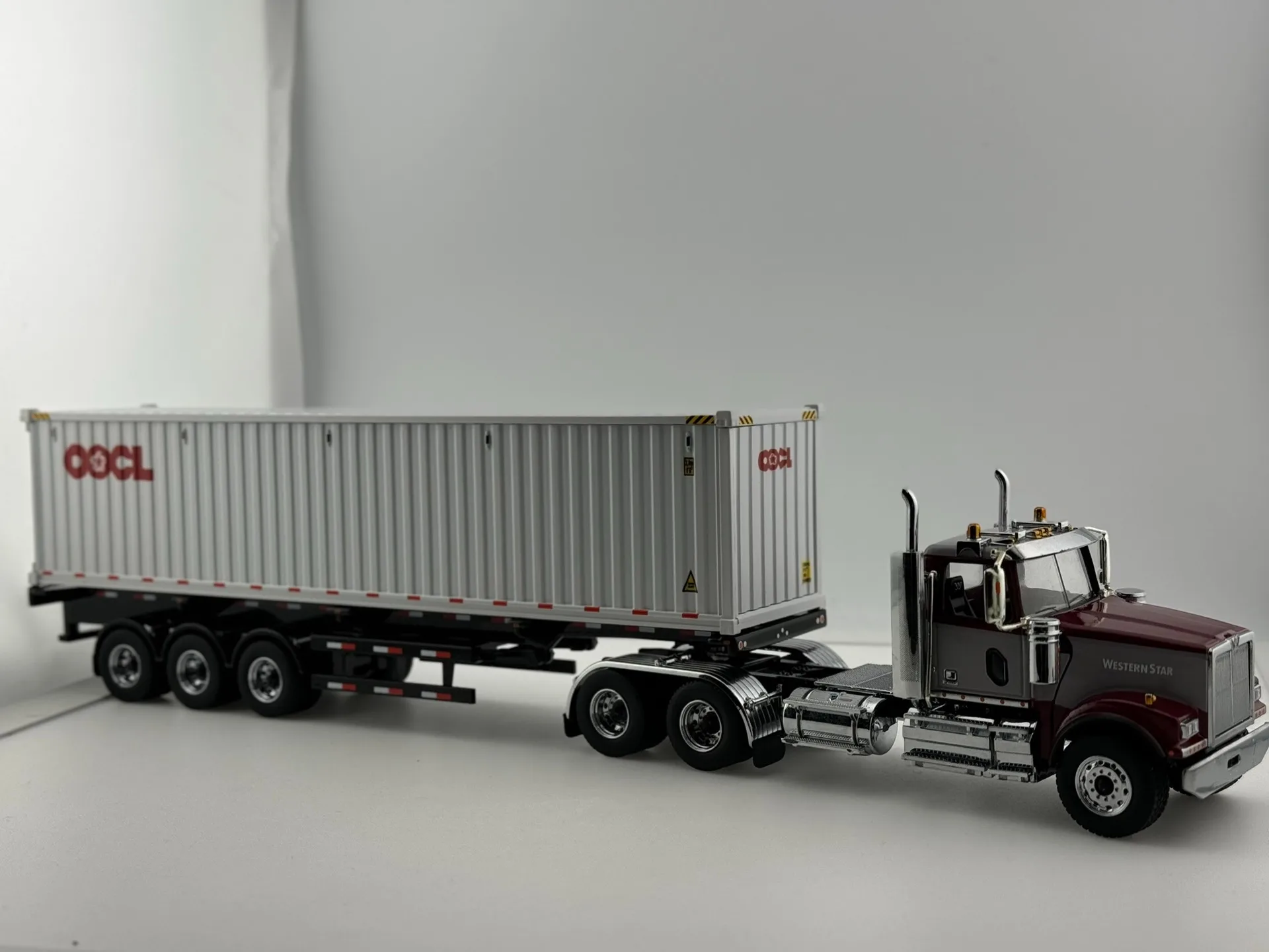 Diecast OOCL 40-Foot Cargo Container Model 4 Diecast OOCL 40-Foot Cargo Container Model - Image 4