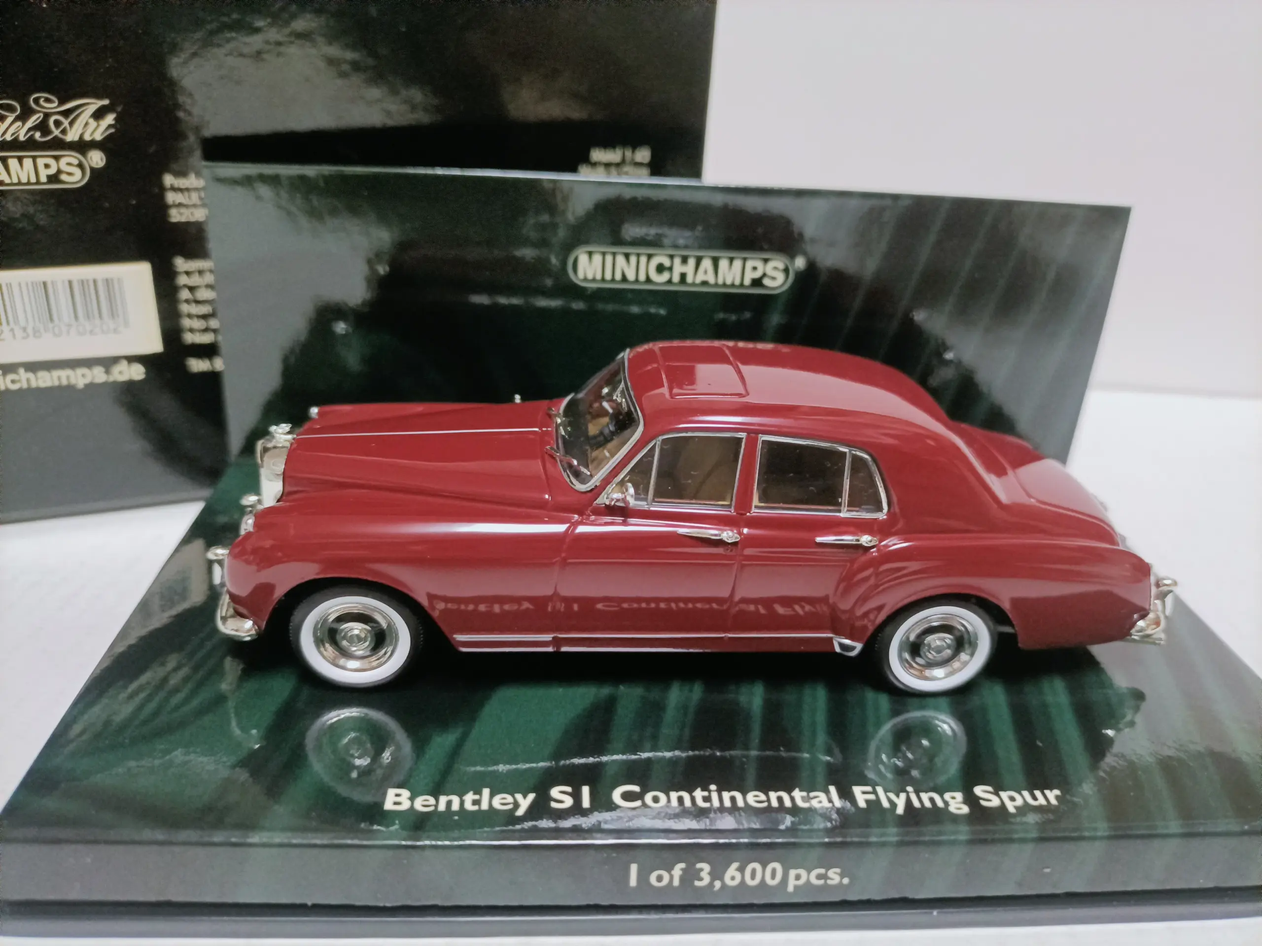1955 Bentley S1 Flying Spur Diecast Model in White 2 1955 Bentley S1 Flying Spur Diecast Model in White - Image 2