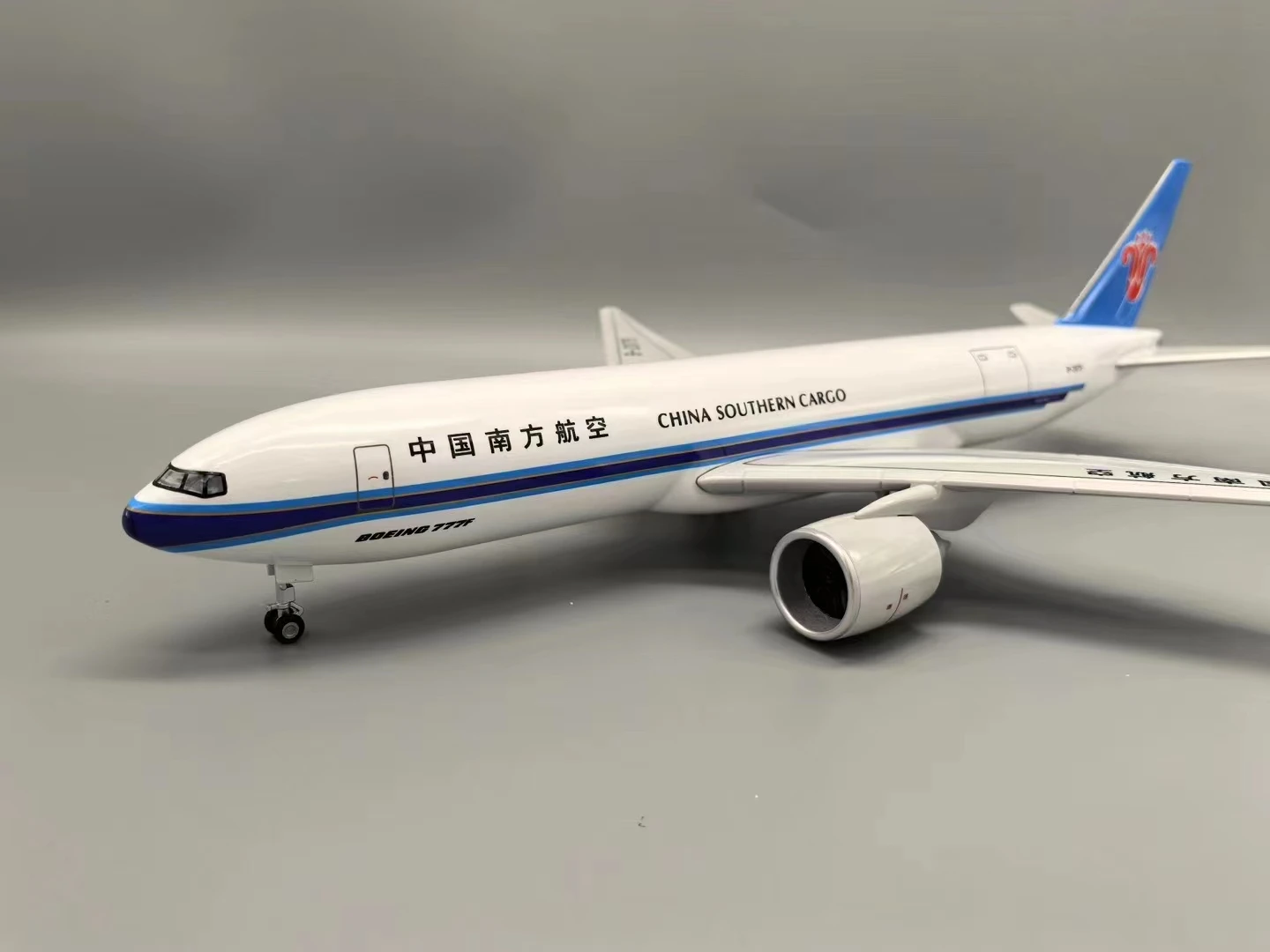 47cm diecast B777 Southern Airlines Cargo model 4 47cm diecast B777 Southern Airlines Cargo model - Image 4