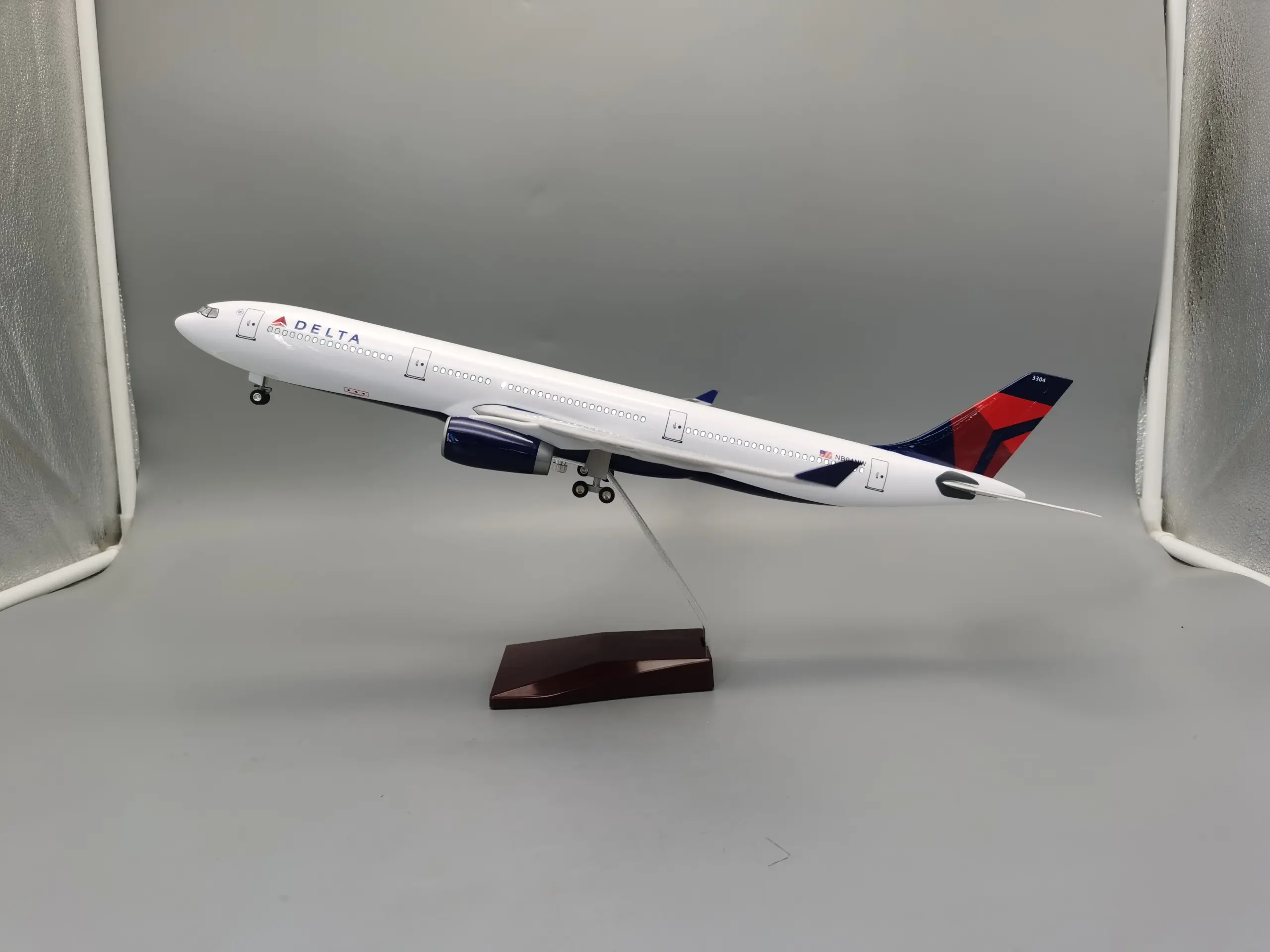 Airbus A330 1:135 Scale Model with LED Lights 3 Airbus A330 1:135 Scale Model with LED Lights - Image 3