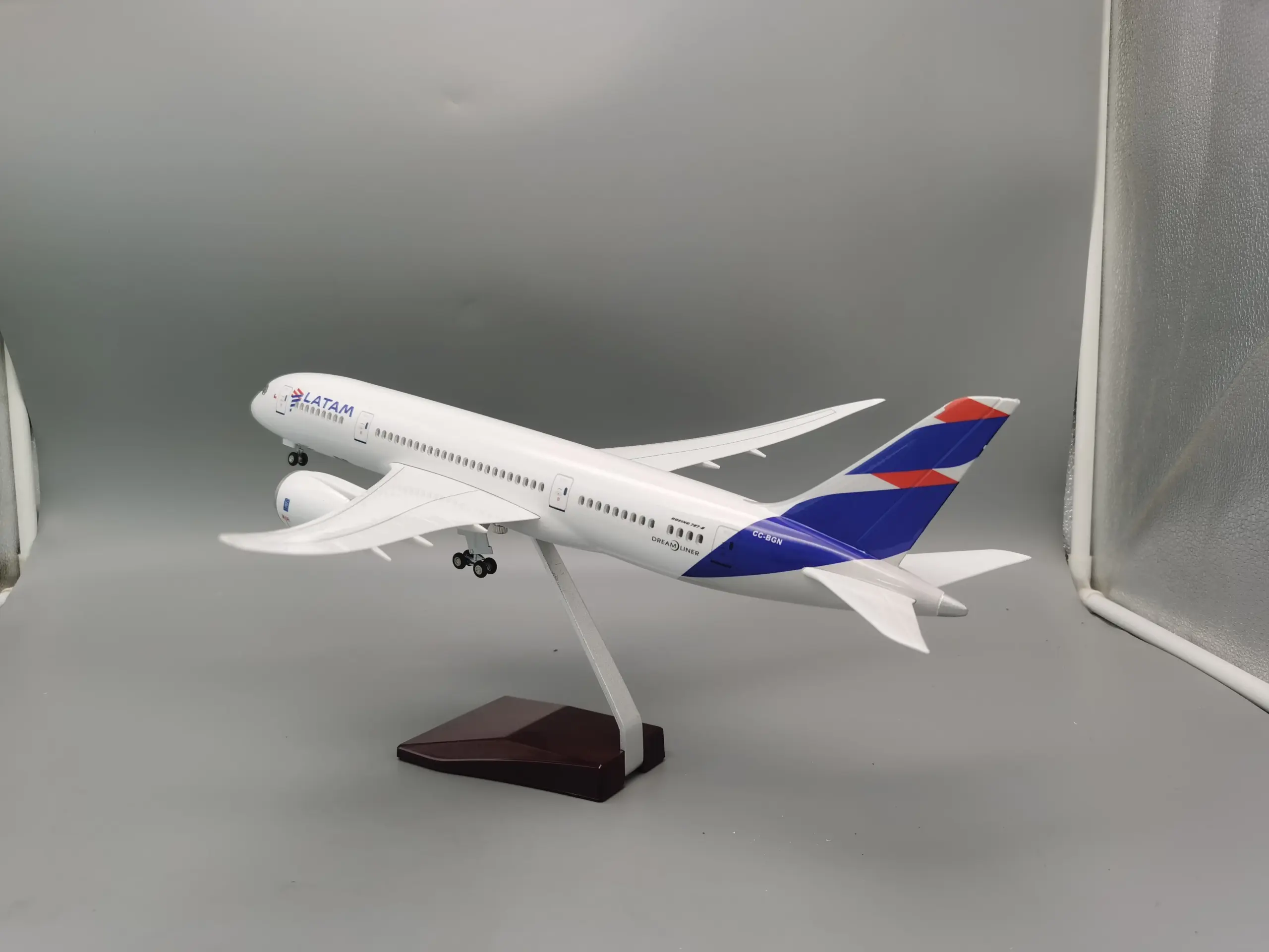 Boeing 787 Diecast Resin Model with LED Light 4 Boeing 787 Diecast Resin Model with LED Light - Image 4