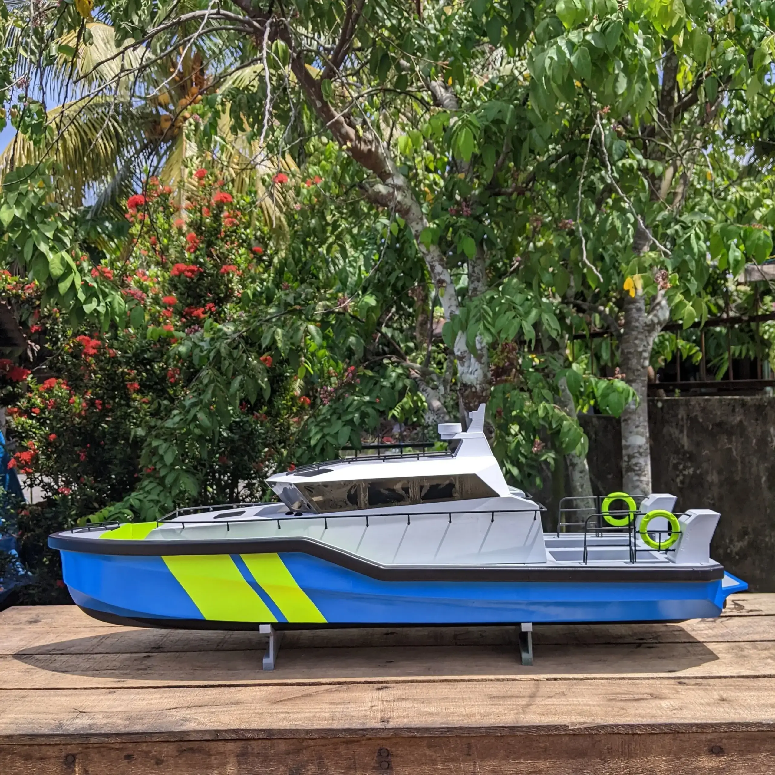 85 cm RC Coastal Patrol Speedboat Kit 2 85 cm RC Coastal Patrol Speedboat Kit - Image 2