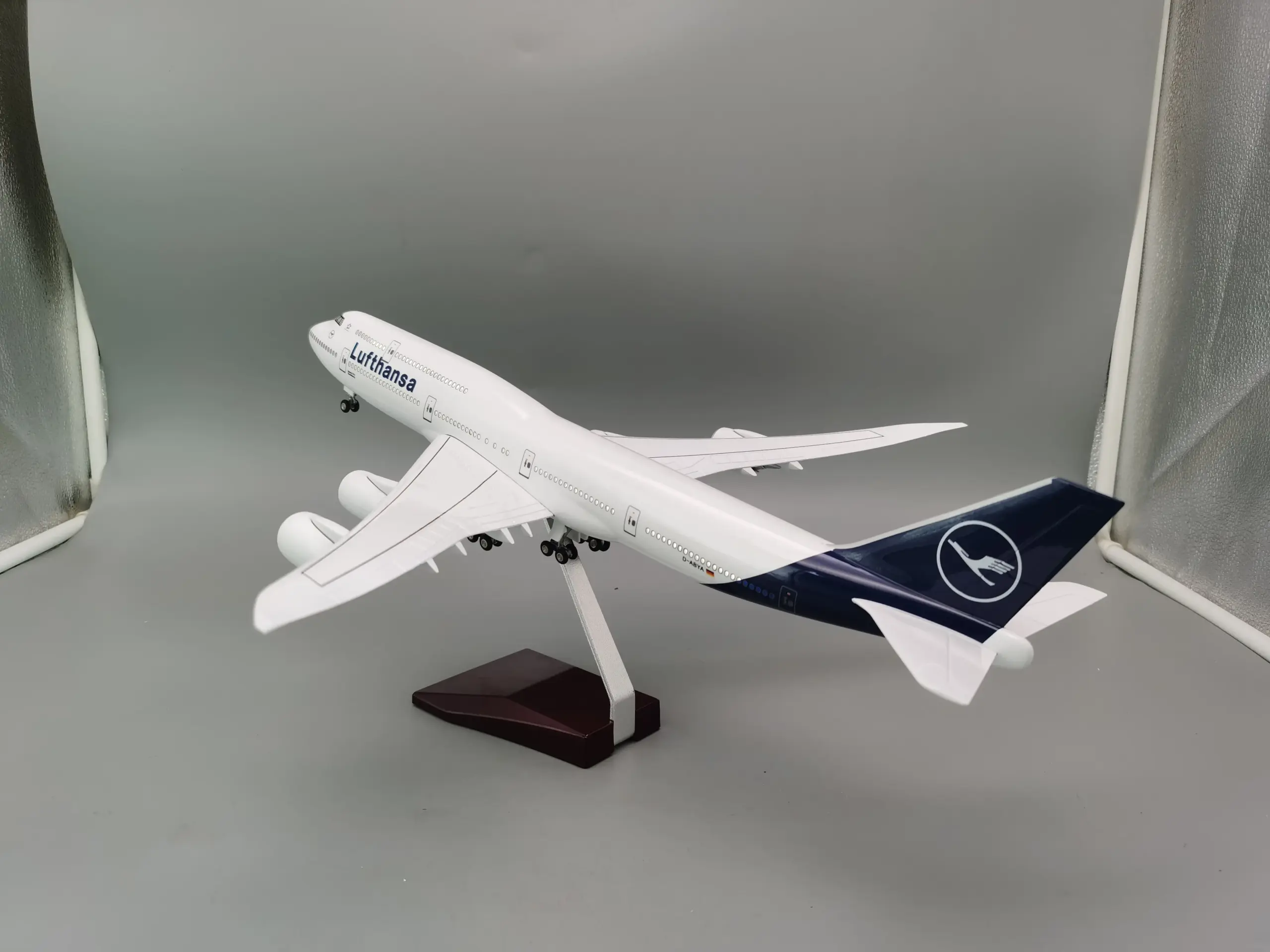 Lufthansa B747 1/150 Scale Aircraft Model 4 Lufthansa B747 1/150 Scale Aircraft Model - Image 4
