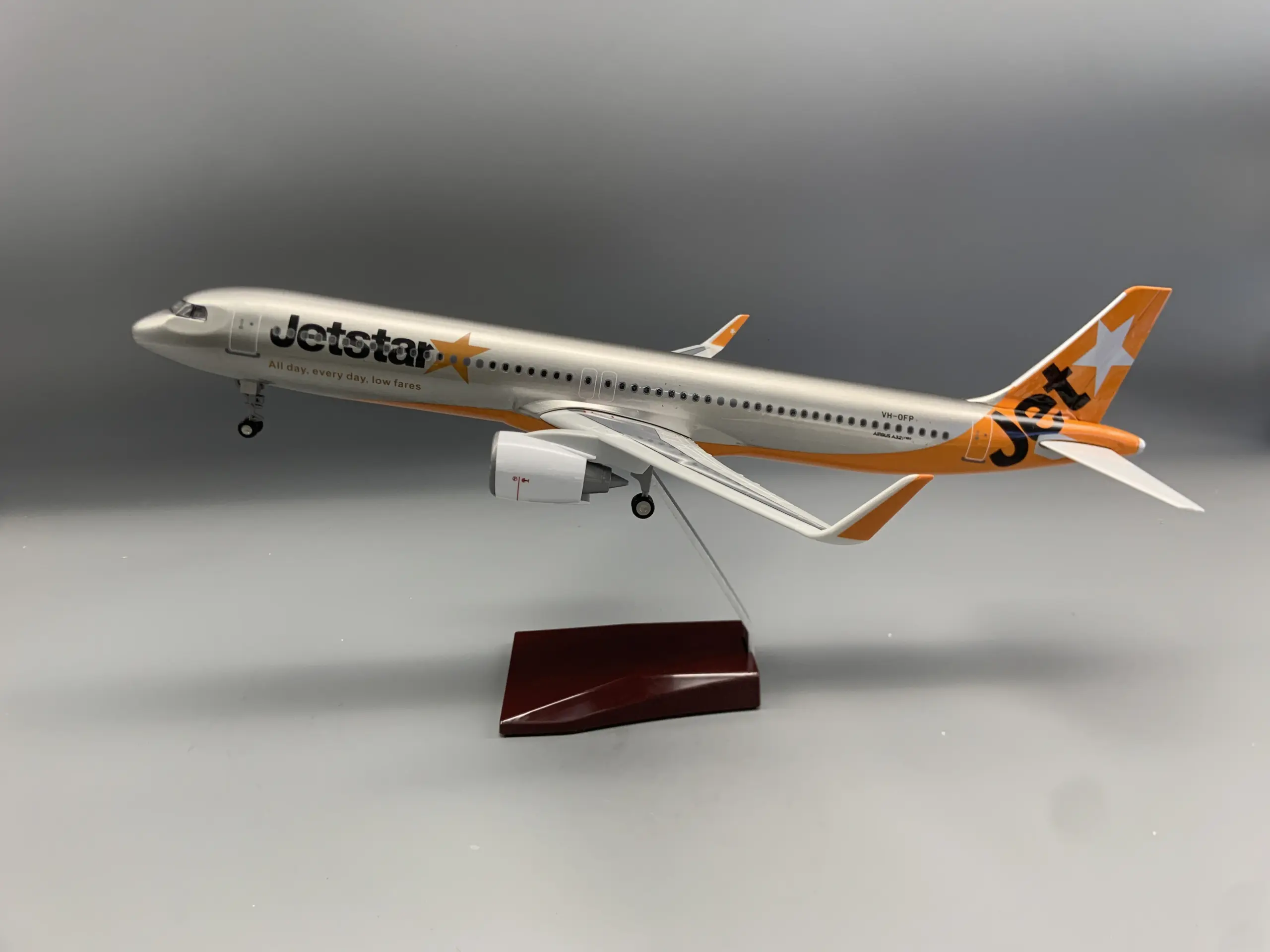 Jetstar Airbus A321 1/100 Scale Model 3 Jetstar Airbus A321 1/100 Scale Model - Image 3