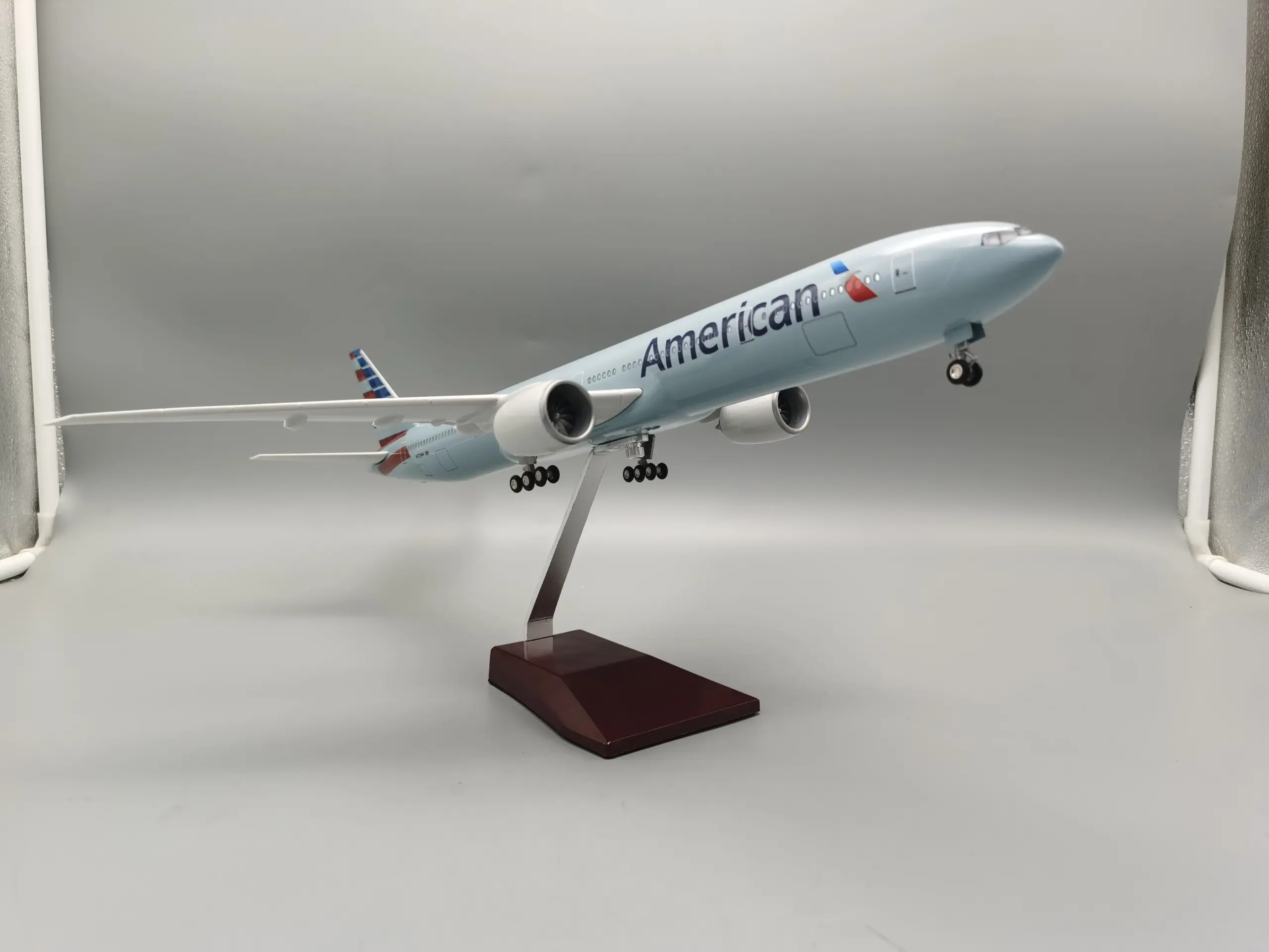 American Airlines B787 1:130 Scale Model 6 American Airlines B787 1:130 Scale Model - Image 6