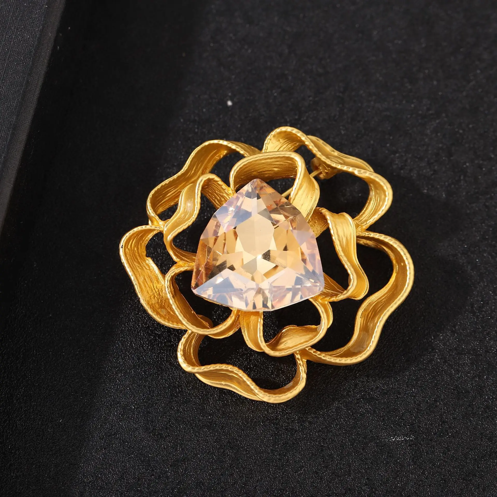 Elegant Unisex Gold-Tone Fashion Brooch 5 Elegant Unisex Gold-Tone Fashion Brooch - Image 5