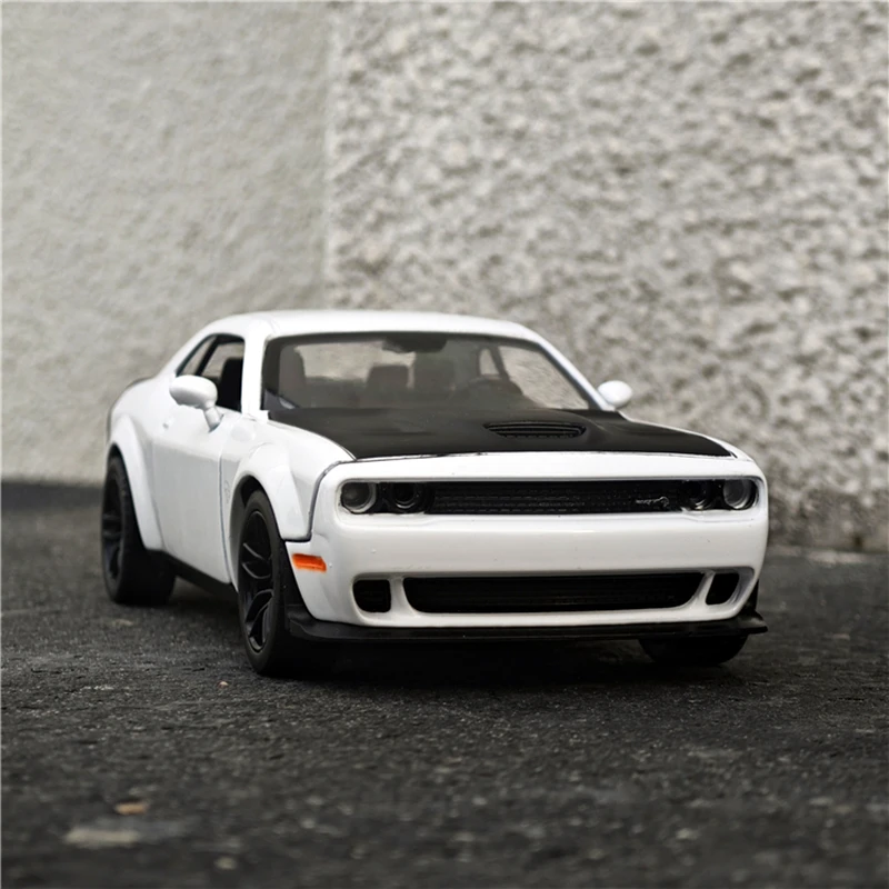 1:24 Dodge Challenger SRT Diecast Model 4 1:24 Dodge Challenger SRT Diecast Model - Image 4