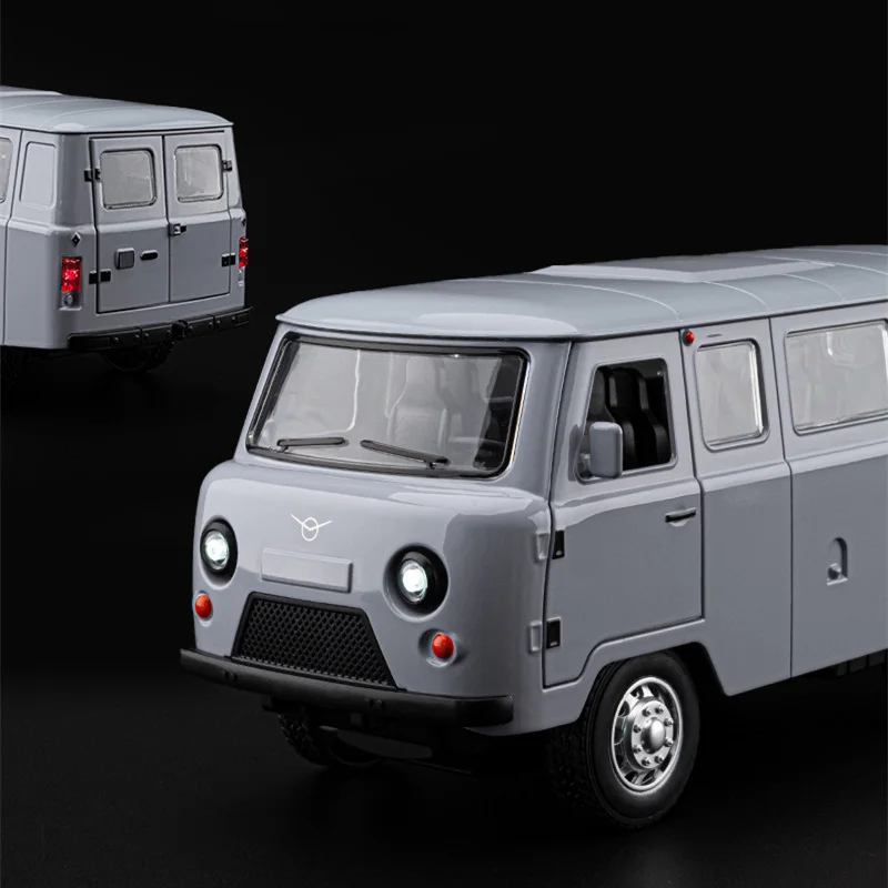 1/18 Scale UAZ Traveler Diecast Model 3 1/18 Scale UAZ Traveler Diecast Model - Image 3